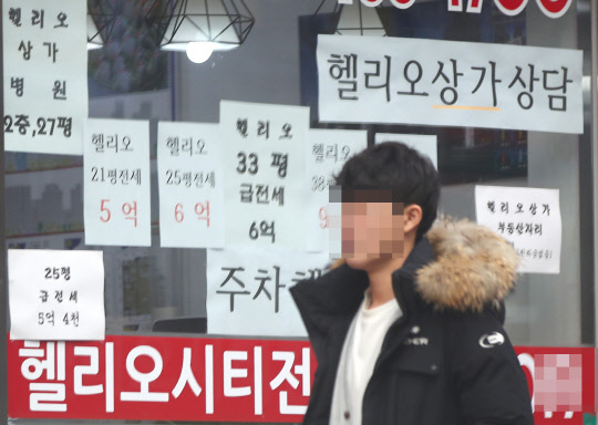지난해 말 9510가구 규모의 서울 송파구 가락동 헬리오시티 아파트 입주가 본격화 되면서 인근 지역 전셋값 하락이 이어지고 있다. 사진은 서울 송파구 가락동 헬리오시티 인근 부동산 모습.  연합뉴스